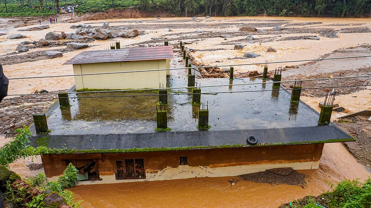 ദുരന്തഭൂമിയായി വയനാട്,  രക്ഷാദൗത്യം മുണ്ടക്കൈയുടെ ഉള്‍പ്രദേശത്തേയ്ക്ക്; മരണസംഖ്യ 100 കടന്നു- വീഡിയോ 